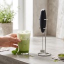 Håndholdt mælkeskummer på batteri 2x AA med stativ Længde 21,5 cm Spiralpisker 12.000 omdr./min Sort Til kaffe cappuccino og matcha 2