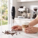Handmilchaufschäumer mit Batterien 2x AA und Ständer Länge 21,5 cm Spiralschneebesen 12 000 U/min Schwarz Für Kaffee Cappuccino und Matcha 5