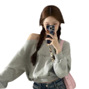 Hanorac pentru femei pe un umăr Hanorac gri cu un mesaj delicat Îmbrăcăminte casual stilată dintr-un amestec moale de bumbac și poliester pentru o purtare confortabilă 6