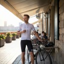 Heren fietset Shirt met korte mouwen en shorts met zeem 90 % polyester en 10 % Lycra Witte shirt met stippen en zwarte shorts 6