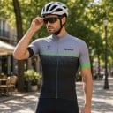 Heren zwartgrijze fietsshirt met korte mouwen en een rits over de volle lengte met een groene strook over de borst 4