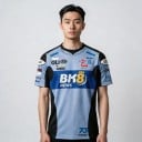 Herre blå t-shirt med nummer 73 på ryggen og foran i stil med teamtrøjer fra motorcykelræs med sorte sider og korte ærmer 3