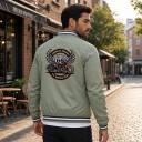 Herre sport jakke med lynlås og tryk af motorcykel med vinger på ryggen og brystet samt stribede manchetter i amerikansk stil 10