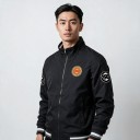 Herren Retro Motorradbomberjacke mit Reißverschluss und Stehkragen sowie gestreiftem Rippstrick an Kragen und Bündchen mit Aufdruck 7
