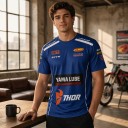 Herren T-Shirt mit kurzen Ärmeln und rundem Ausschnitt mit Druck im Stil eines Motocross-Teamtrikots und weißen Streifen in Dunkelblau 5