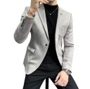 Herresako i polyester og spandex Elegant herresako i ensfarvet design med lommer og brystlomme Stilfuldt elastisk sako med knap 4 Herresako i polyester og spandex Elegant herresako i ensfarvet design med lommer og brystlomme Stilfuldt elastisk sako med knap 4