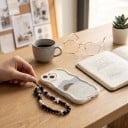 Hoesje met hond voor Samsung Galaxy A36 5G met een kralenketting voor om de pols Duurzaam Bescherming van hoeken en camera Crème Hond onder de dekens 5