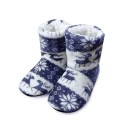 Hohe warme Damenhausschuhe mit weißem Fell. Hausschuhe mit weihnachtlichem Rentier- und Schneeflockenmotiv. Weiche Winterschuhe für Zuhause. 6