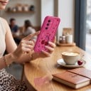 Housse en silicone avec attache pour poignet Samsung Galaxy A37 Résistante Motif cerise avec inscription Cherry Rose foncé Protection de l'appareil 3