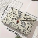 Housse pour ordinateur portable en format enveloppe 36 x 25 cm avec bouton et élastique avec motif de lapins et de plantes sur fond crème 5