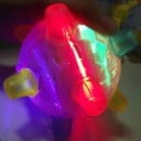 Hullu pomppiva pallo valoilla ja melodioilla Värisevä lelu värikkäillä ulokkeilla Muovia ja kumia 13 x 13 x 13 cm 4 AA-paristolle 4