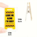 Humoristische tentoonstellingspin 6 x 3 cm Mini bureaudecoratie Gele waarschuwingsbord LEAVE ME ALONE I´M BUSY Grappige kantoorversiering 2