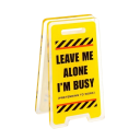 Humorný výstavní kolík 6 x 3 cm Mini stolní dekorace Žlutá výstražná cedule LEAVE ME ALONE I´M BUSY Vtipná kancelářská ozdoba 1