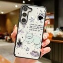 Husă transparentă pentru Samsung A56 5G cu o pisică albă desenată, un candelabru, fundițe și stele. Cureaua pentru încheietura mâinii este neagră 4