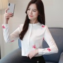 Hvid damebluse med blomsterprint 1