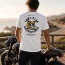 Hvid T-shirt med korte ærmer og motorcykeltryk af kat i gul hjelm med krydsede nøgler på ryggen og tekst på brystet unisex 5