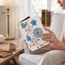 Hvidt flipcover 6 tommer til Kindle 10. generation 2019 med tegnede blå og turkise blomster og slyngplanter med rem og folie 3