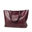 Iso naisten shopper-kassi keinonahasta Kaksi pitkää olkahihnaa Etutasku Sisäinen vetoketjullinen tasku Koko 37 x 30 x 13 cm 2