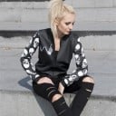 Jachetă de primăvară pentru femei, neagră, tip bomber, cu imprimeu de cranii pe mâneci. Închidere cu fermoar. Mâini de schelet pe piept și text 2