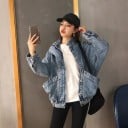 Jachetă din denim albastră pentru femei, oversized, cu guler înalt, mâneci largi, margine inferioară elastică, buzunare mari cu nasture, poliester 2