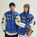 Jaqueta de baseball para homens e mulheres com aplicações e bordados Mangas contrastantes Gola canelada e punhos com riscas Fecho de botões 4