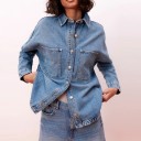 Jaqueta de camisa de ganga para mulher com corte oversized solto Grandes bolsos no peito Fecho com botões Bainha arredondada Azul Algodão 2