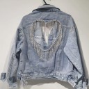 Jaqueta de ganga feminina com costas à mostra Corte em forma de coração Franjas de pedras Mangas adornadas Denim azul claro de algodão e poliéster 3