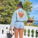 Jaqueta de ganga feminina com costas à mostra Corte em forma de coração Franjas de pedras Mangas adornadas Denim azul claro de algodão e poliéster 4