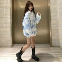 Jaqueta de ganga feminina com padrão tie-dye Azul claro e branco Corte oversized solto Fecho com botões Bolsos de peito Poliéster com algodão 3