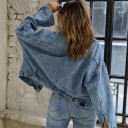 Jaqueta de ganga oversized para mulher Denim lavado em azul claro Ombros caídos Fecho com botões Bolsos aplicados Algodão com spandex 3