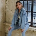 Jaqueta de ganga oversized para mulher Denim lavado em azul claro Ombros caídos Fecho com botões Bolsos aplicados Algodão com spandex 4