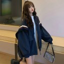 Jaqueta oversized feminina com gola alta Fecho com zíper Painéis risgados nos ombros Cordão ajustável na bainha Bolsos com aba Mangas 5