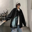 Jaqueta solta com botões, colarinho de camisa e grande estampagem abstrata Punhos ajustados Estampagens textuais no peito e nas costas 5