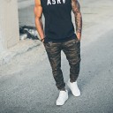 Joggers de hombre con estampado militar 2