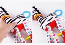 Jucărie de pluș agățată pentru bebeluși, 47 cm, Girafă și Zebră, cu piuie, clopoțel și accesoriu de dentiție pentru cărucior 7