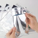 Juego de 100 unidades de bolsas plásticas autoadhesivas brillantes 9×13 cm en gris plateado con tira adhesiva para empaquetar joyas y pequeños regalos 2