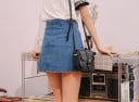 Jupe en denim courte pour femmes avec des boutons à l'avant Taille haute Coupe évasée Deux poches avant Style rétro S'associe 5