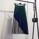Jupe longue plissée pour femmes avec des blocs de couleurs obliques et un motif à carreaux Finition brillante Plis délicats sur toute la longueur 1