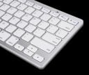 Kabellose Bluetooth-Tastatur für iPad und MacBook Kompakt mit 78 Tasten Englische Beschriftungen Reichweite bis zu 10 m Weiß mit silbernem Rahmen 5