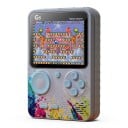 Kannettava retro-pelikonsoli, jossa on 3" värillinen LCD-näyttö 8-bittisiin peleihin, ladattava akku ja 6–8 tunnin käyttöaika yhdellä 4