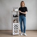 Kapea kylpyhuoneskaappi 78 x 22 x 22 cm ovilla, joissa on ruudukkomuotoilu ja kaksi avointa lokeroa koristeellisin leikkauksin valkoisena 7