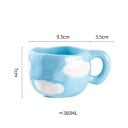 Keramický hrnček s motívom oblakov 300 ml rozmery 9,5 × 7 cm dekoratívne prevedenie pre kávu čaj aj každodenné použitie 3
