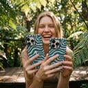 Két rétegű tok iPhone 17 Pro Max számára Hullámos csíkos minta Petrolkék és krém Származás ellenálló a leesések és karcolások ellen Mindennapi 7