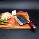 Kínai szakácskés zöldségekhez és húsokhoz Széles penge szénacélból Penge hossza 19 cm Teljes hossza 30 cm Akasztólyuk 7