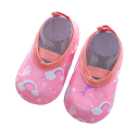 Kinderschoenen op blote voeten 9