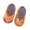 Kinderschoenen op blote voeten 10