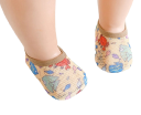 Kinderschoenen op blote voeten 2