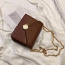 Kis női crossbody táska klappal Arany színű láncos pánt Geometrikus fémcsat PU bőr és poliészter 23 x 19 x 8 cm 8