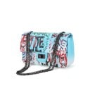 Kis női steppelt táska műbőrből flap-pal Fém lánc vállra Forgatható zár Színes graffiti nyomat 25 x 16 x 8 cm 5