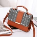 Kis női táska kézben és vállon hordható műbőrből Kockás textil mintás fedlappal Rövid fül Hosszú pánt Arany címke 20 x 15 x 6 cm 2
